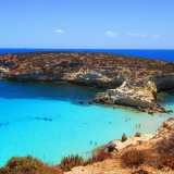 Baia dell'Isola dei Conigli � Appartenente all�arcipelago delle Pelagie, l�Isola dei Conigli � separata da Lampedusa da uno strettissimo braccio di mare e rappresenta una riserva naturale fortemente protetta. Accoglie una spiaggia dalla sabbia bianca che ogni anno accoglie migliaia di tartarughe che depongono qui le loro uova